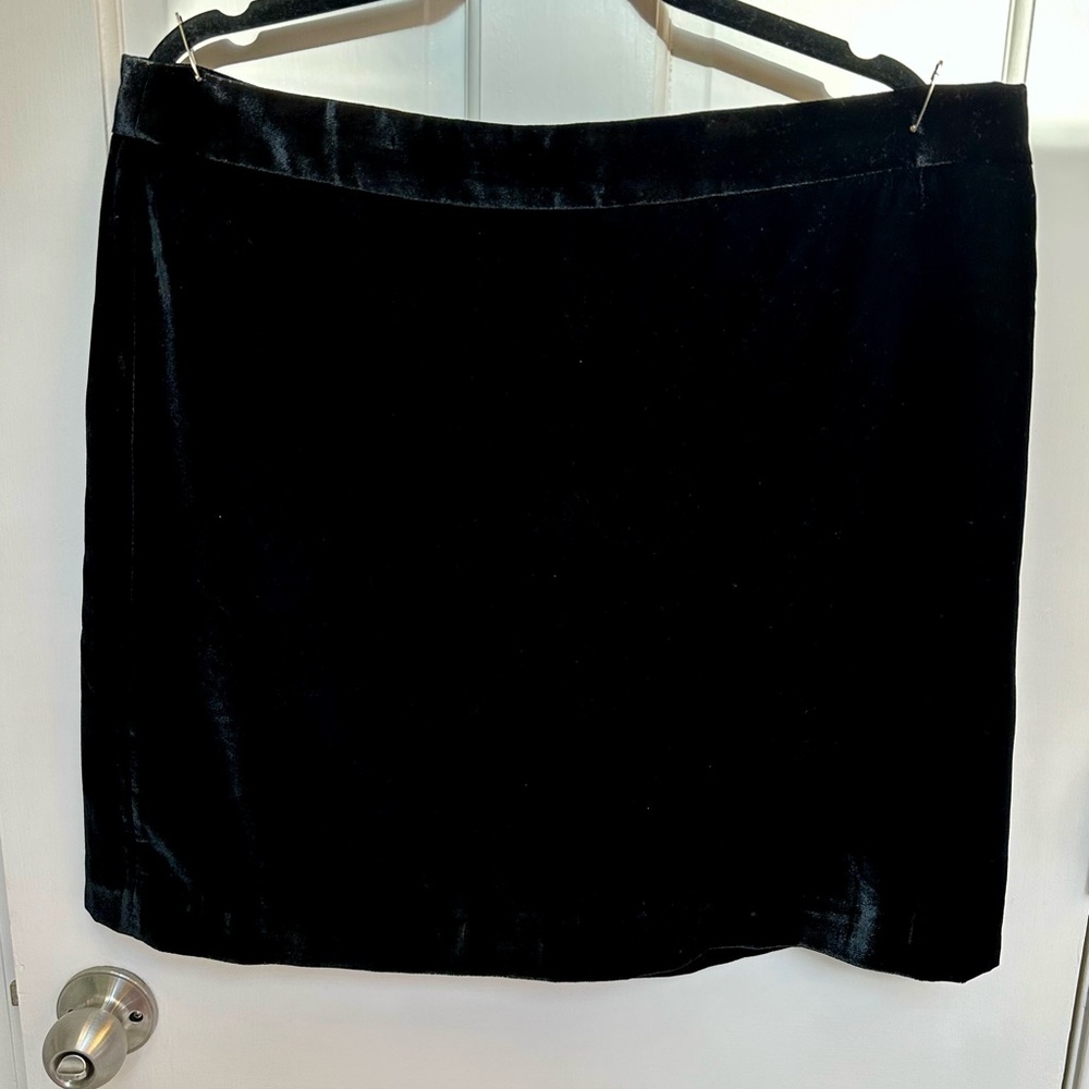 J Crew Black Velvet Skirt 16 - looks brand new! Holiday Party perfection!